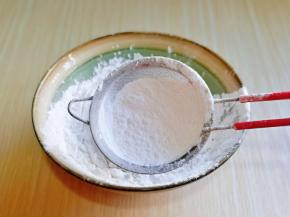 提前把泡打粉与糯米粉混合在一起，再过细筛到蛋液器具中。