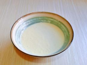 用手动打蛋器打至均匀无干粉。