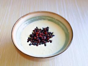 最后加入蜜豆，用硅胶铲翻拌均匀即可。(蜜豆也可以换成自己喜欢的果干都可以)