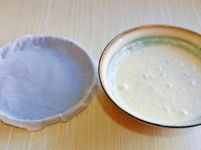 准备好披萨盘，并包上油纸，铺平整。(不可以省略哈，不然不容易脱模)