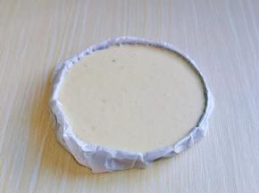 再把做好的糯米糊倒入模具中，轻轻震几下。