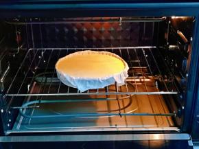 烤箱上下管190度提前预热，模具入烤箱中层的烤网上，上下管190度烤30分钟，最后我上管调到200度下管温度不变加烤了4分钟。(具体时间及温度请根据自家烤箱性能另定)