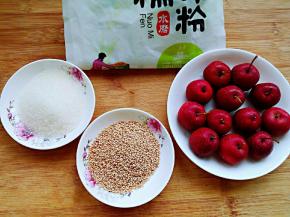 整理食材。山楂洗净。