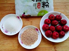整理食材。山楂洗净。