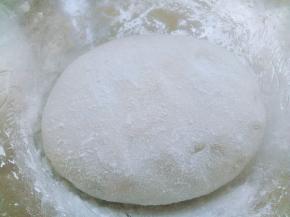 糯米粉加入适量开水，揉成软硬适中的面团。