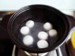砂锅中加纯净水，水开后下入汤圆，小火煮，汤圆全部浮起来捞出。