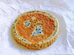 烤好后戴上隔热手套，取出模具，倒扣，之后立即翻过来。