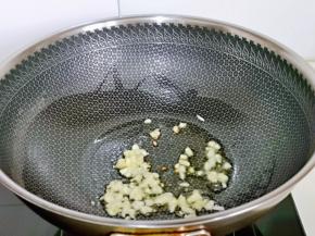 起油锅，加入切好的蒜小火炒香。