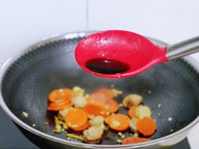 加入1小勺生抽提鲜，小火翻炒1分钟。