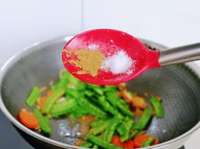 按个人口味加入盐，十三香，1汤勺纯净水。