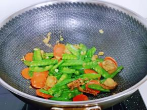 中火快速翻炒均匀，即可关火出锅。