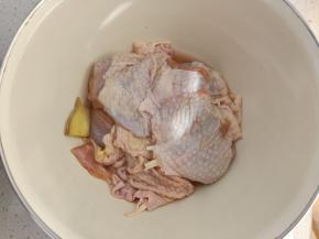 鸡腿清洗干净，剔去骨头，表面用叉子扎几下方便入味，加入盐，料酒，生姜抓匀后腌制10分钟左右