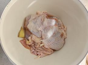 鸡腿清洗干净，剔去骨头，表面用叉子扎几下方便入味，加入盐，料酒，生姜抓匀后腌制10分钟左右