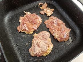 下腌好的鸡肉小火慢煎，鸡皮朝下