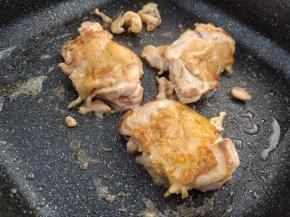 待鸡皮煎至金黄，稍微硬硬的时候给翻个面，继续煎一会