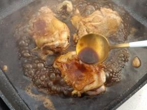 一边煎一边往鸡肉上浇酱汁，帮助入味