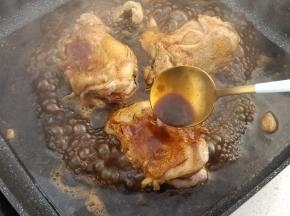 一边煎一边往鸡肉上浇酱汁，帮助入味