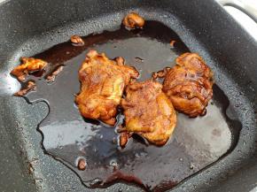 煎熟后大火收汁，不要全都收干，剩一些浇米饭