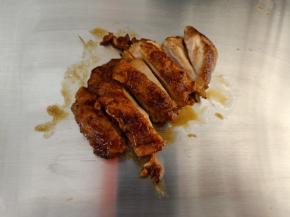 将煎好的鸡肉切成块