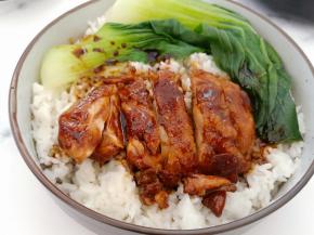 摆在米饭上面，再浇一些酱汁，美味的照烧鸡肉饭就做好了