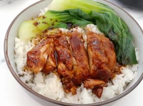 摆在米饭上面，再浇一些酱汁，美味的照烧鸡肉饭就做好了