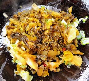 放入老坛酸菜大火快速翻炒均匀