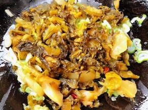 放入老坛酸菜大火快速翻炒均匀