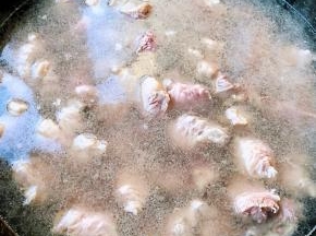 锅中烧开水放入牛肉焯水去除油脂和杂质再放入冷水中冲洗干净沥干水份