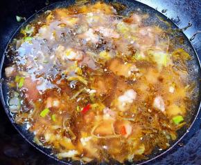 添加适量清水或高汤大火煮起来