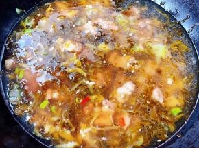 添加适量清水或高汤大火煮起来