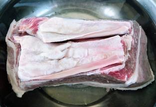 新鲜的牛肉在清水中浸泡半小时清洗干净