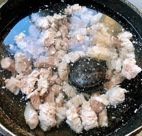 锅中倒入清水放入牛肉和调味盒再放入调味料蚝油、糖、料酒、一品鲜酱油大火煮起来