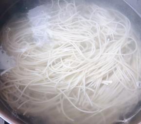 面条煮好用冷水过凉沥干水分备用