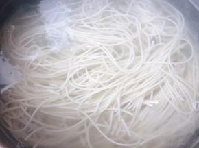 面条煮好用冷水过凉沥干水分备用