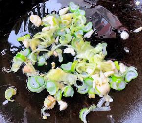 锅中倒入底油加热放入葱姜蒜爆香