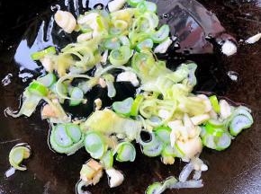锅中倒入底油加热放入葱姜蒜爆香