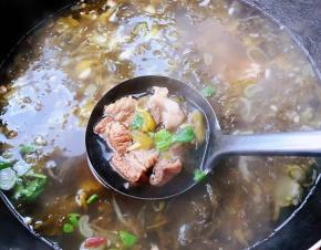 汤烧开放入盐和味精调味均匀最后撒上葱花和香菜提鲜即可出锅