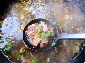 汤烧开放入盐和味精调味均匀最后撒上葱花和香菜提鲜即可出锅