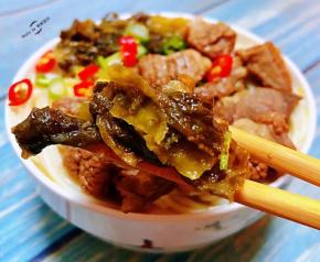 老坛酸菜的味道特别正宗现在已经满屋飘香了