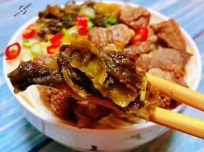 老坛酸菜的味道特别正宗现在已经满屋飘香了