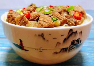 老坛酸菜牛肉面装入碗中撒上小红辣椒颜值爆棚