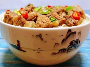老坛酸菜牛肉面装入碗中撒上小红辣椒颜值爆棚