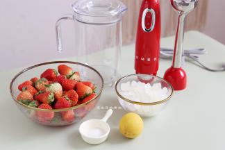 准备好食材，做果酱用料理棒能更加的细腻，还能节省时间，要是没料理棒那就直接切成小粒，也会有粒状口感哦！