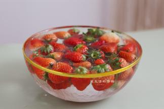 清水里倒入食盐，搅拌均匀，倒入清洗过两遍的草莓，浸泡15分钟。