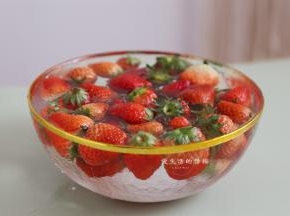 清水里倒入食盐，搅拌均匀，倒入清洗过两遍的草莓，浸泡15分钟。