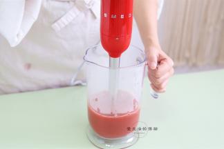 煮到草莓粒开始变得软了又透明的时候，放旁边晾一晾，倒入SMEG料理杯里，用料理棒搅拌成果泥。