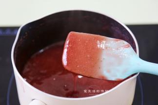 小火慢熬，直到看到果酱变得更加的浓稠有光泽，并且有挂勺的现象，此时果胶已经熬出来了，即可出锅。