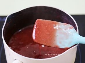 小火慢熬，直到看到果酱变得更加的浓稠有光泽，并且有挂勺的现象，此时果胶已经熬出来了，即可出锅。