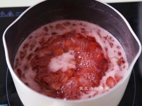 大概5分钟过后，冰糖就融化完全了，这时候还要不断拌匀，防止糊锅。