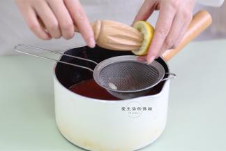 继续倒入原来的锅里，挤入半个柠檬汁，记得要过滤哦~